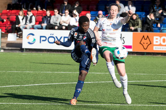 Kvarnsvedens  Temwa Chawinga  och Assis Lina Henriksson  i fotbollsmatchen i dam elitettan mellan Kvarnsveden och Assi den 15 april 2018 i Borlänge.