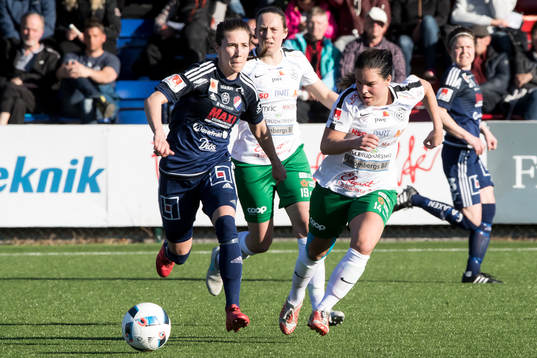 Kvarnsvedens  Agnes Dahlström och Assis Frida Björck  i fotbollsmatchen i dam elitettan mellan Kvarnsveden och Assi den 15 april 2018 i Borlänge.