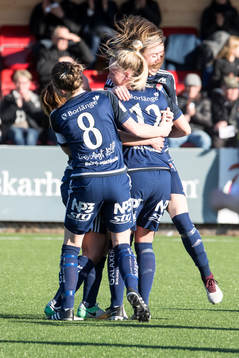 Kvarnsvedens  Lovisa Lennartsson och Michaela Hermansson  jublar