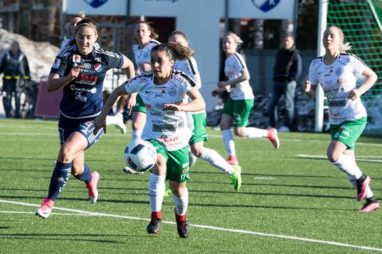 Assis Jaclyn Sawichi  i fotbollsmatchen i dam elitettan mellan Kvarnsveden och Assi den 15 april 2018 i Borlänge.