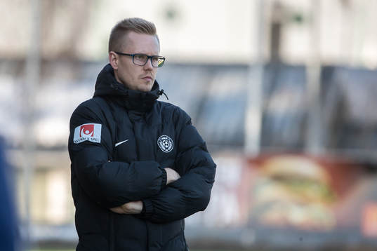 Assis tränare Andreas Nilsson  i fotbollsmatchen i dam elitettan mellan Kvarnsveden och Assi den 15 april 2018 i Borlänge.