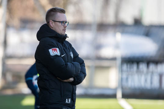 Assis tränare Andreas Nilsson  i fotbollsmatchen i dam elitettan mellan Kvarnsveden och Assi den 15 april 2018 i Borlänge.