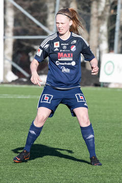 Kvarnsvedens  Wilma Andersson  i fotbollsmatchen i dam elitettan mellan Kvarnsveden och Assi den 15 april 2018 i Borlänge.