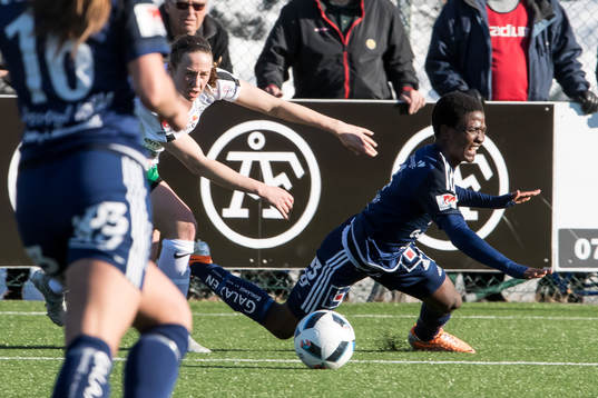 Kvarnsvedens  Temwa Chawinga och Assis Frida Björck   i fotbollsmatchen i dam elitettan mellan Kvarnsveden och Assi den 15 april 2018 i Borlänge.
