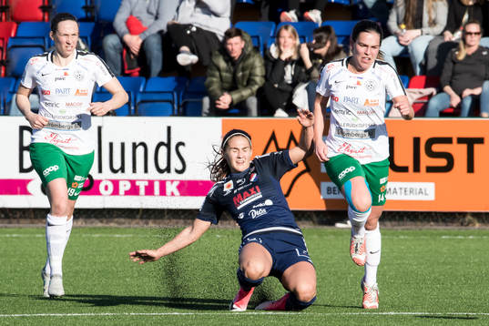 Kvarnsvedens  Jessica Nakae och Assis Frida Björck  i fotbollsmatchen i dam elitettan mellan Kvarnsveden och Assi den 15 april 2018 i Borlänge.