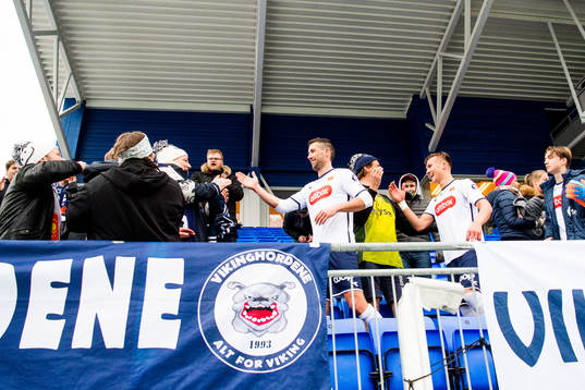 Steffan Ernemann of Viking with the supporters