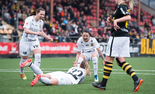 Umeås Wilma Öhman (liggandes) jublar tillsammans med lagkamrater efter hennes 1-0 mål