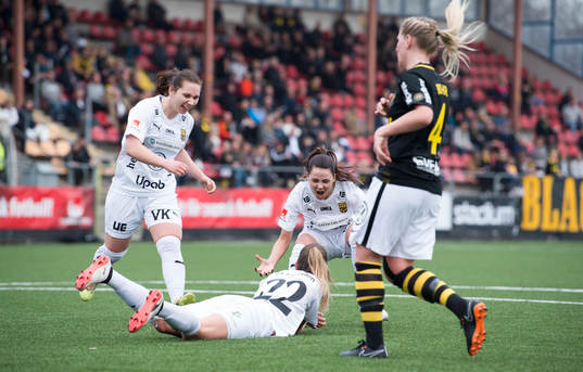 Umeås Wilma Öhman (liggandes) jublar tillsammans med lagkamrater efter hennes 1-0 mål