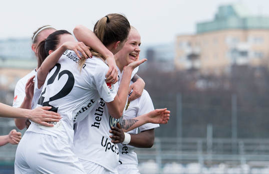Umeås Wilma Öhman (v) jublar tillsammans med målskytten Nikolina Lundin Lundström efter hennes 2-0 mål