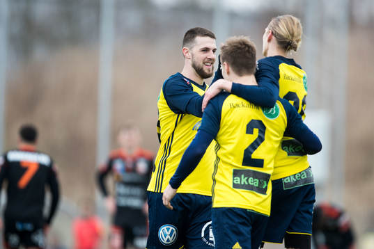 Ängelholms Oliver Stojanovic Fredin jublar tillsammans med Andreas Karlsson efter 1-0