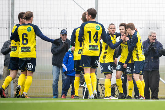 Ängelholms Edis Agelius jublar med lagkamrater efter 2-1