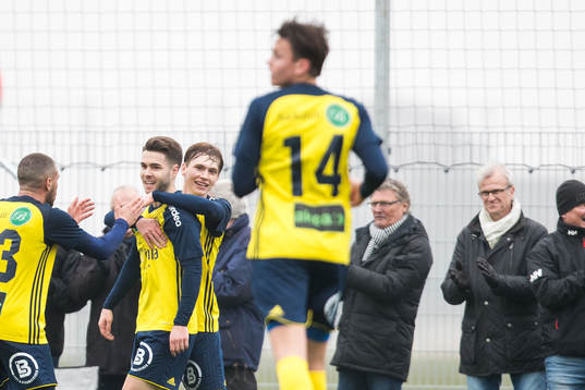 Ängelholms Edis Agelius jublar med lagkamrater efter 2-1
