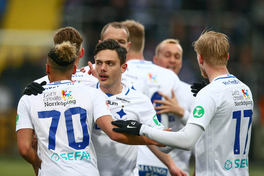 Norrköpings Alexander Jakobsen jublar med lagkamrater