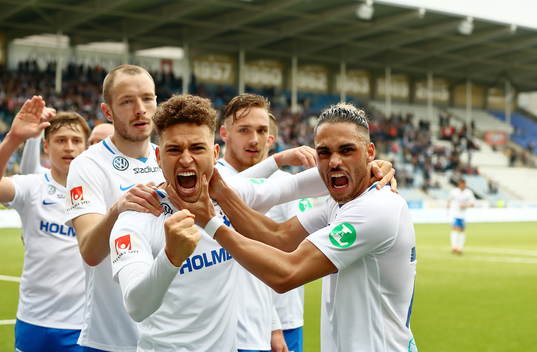 Norrköpings Jordan Larsson och Alexander Jakobsen jublar efter mål 3-1