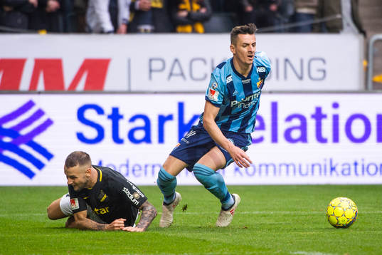 s Alexander Milosevic och Djurgårdens Haris Radetinac i kamp om bollen under fotbollsmatchen i Allsvenskan mellan AIK och Djurgården den 15 april 2018 i Stockholm.