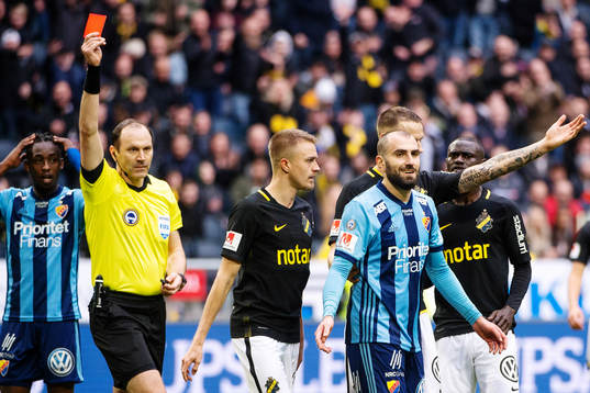 Djurgårdens Yura Movsisyan får rött kort av domare Jonas