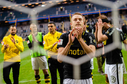 s Rasmus Lindkvist jublar med publiken