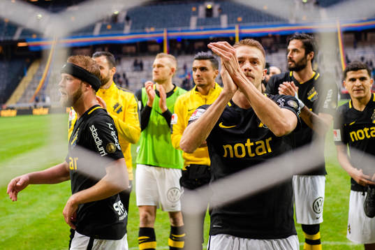 s Rasmus Lindkvist jublar med publiken