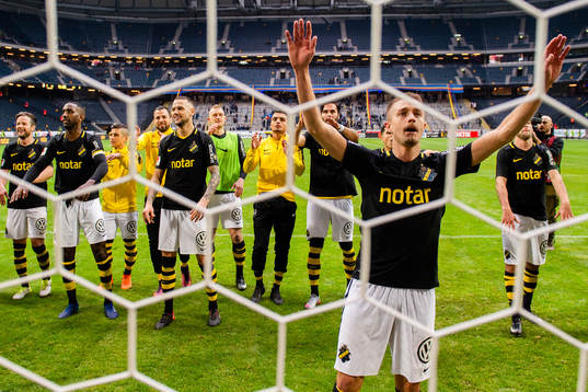 s Rasmus Lindkvist jublar med publiken