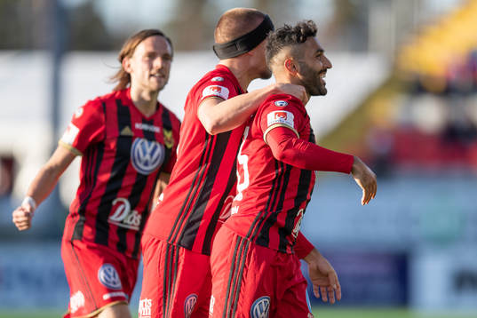 Östersunds Tom Pettersson, Douglas Bergqvist och Saman Ghoddos jublar efter 2-0
