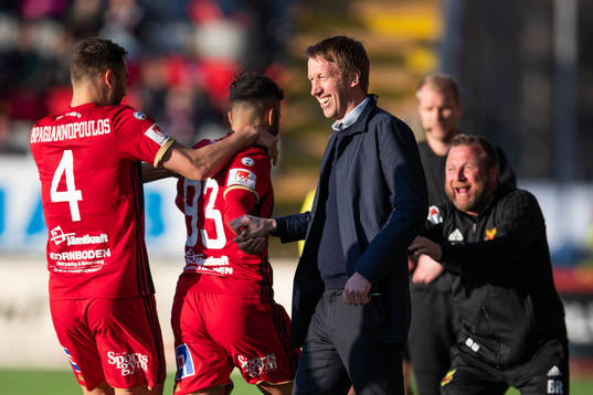 Östersunds Saman Ghoddos jublar med tränare Graham Potter och assisterande tränare Billy Reid efter att han gjort 2-0