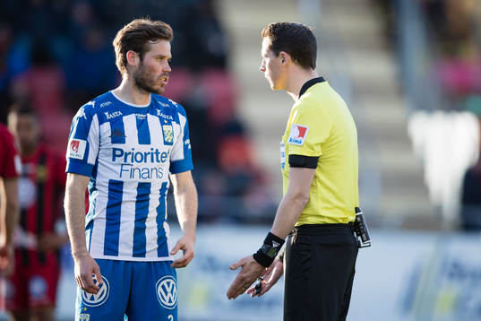 IFK Göteborgs Emil Salomonsson i diskussion med Domare