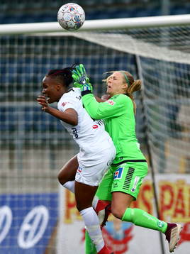 Linköpings målvakt Hilda Carlén och Växjös Elin