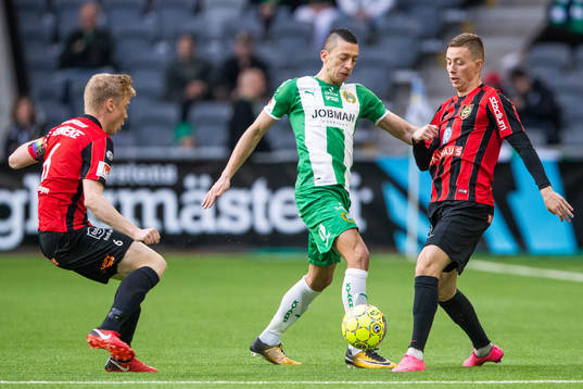 Hammarbys Nicola Djurdjic och Brommapojkarnas Petar Petrovic i kamp om bollen