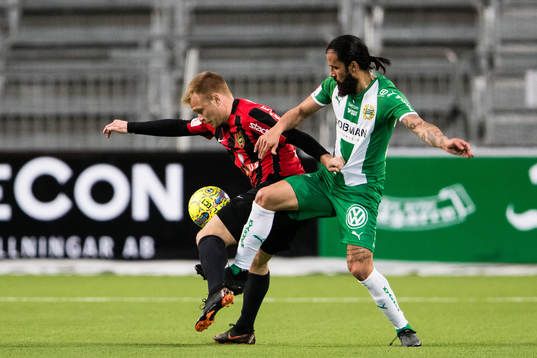 Brommapojkarnas Christopher Brandeborn i kamp om bollen med