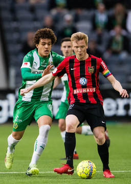 Hammarbys Neto Borges i kamp om bollen med Brommapojkarnas
