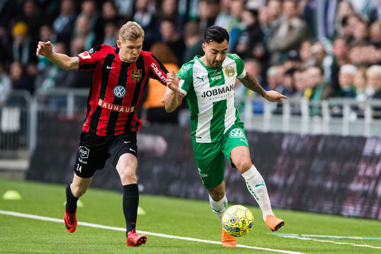 Brommapojkarnas Fritiof Björkén i kamp om bollen med