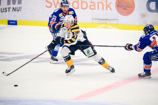 Skellefteås Tim Söderlund mellan Växjös Andy Miele och