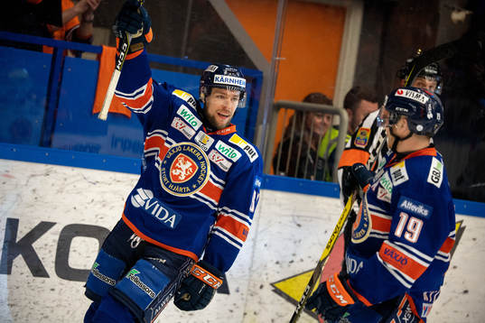 Växjös Robert Rosén jublar