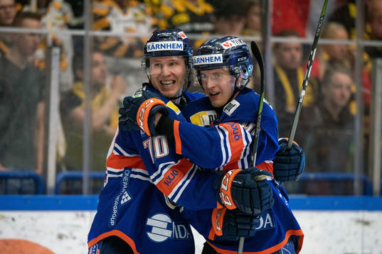 Växjös Elias Pettersson och Dennis Rasmussen jublar