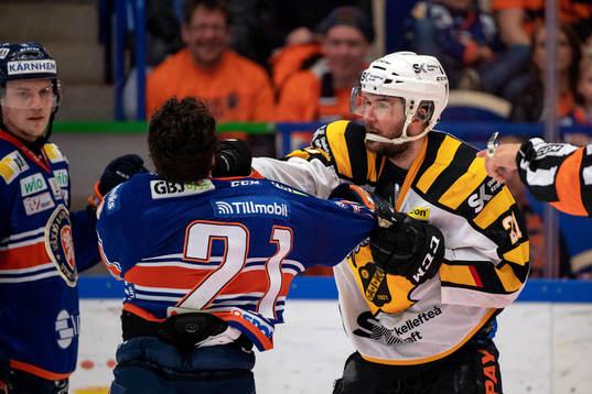 Växjös Andy Miele och Skellefteås Jimmie Ericsson i ett