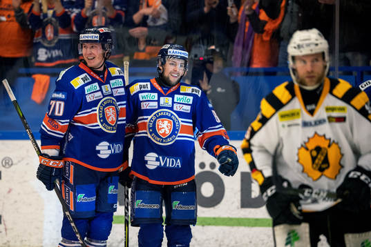 Växjös Dennis Rasmussen och Robert Rosén jublar