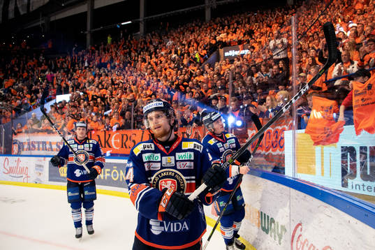 Växjös Brendan Shinnimin jublar framför fansen