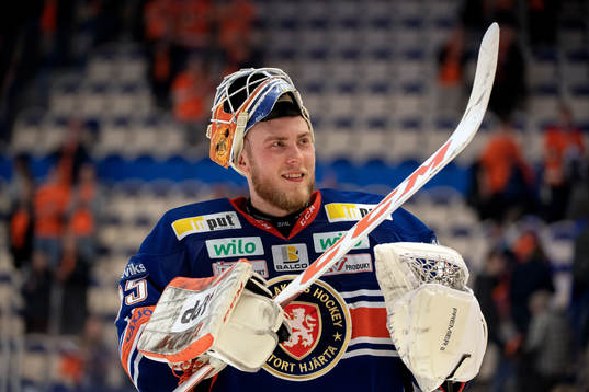 Växjös målvakt Viktor Andrén jublar