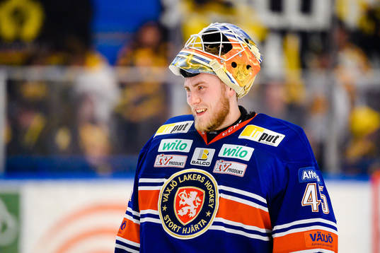 Växjös målvakt Viktor Andrén jublar