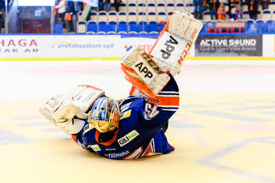 Växjös målvakt Viktor Andrén jublar och dansar framför
