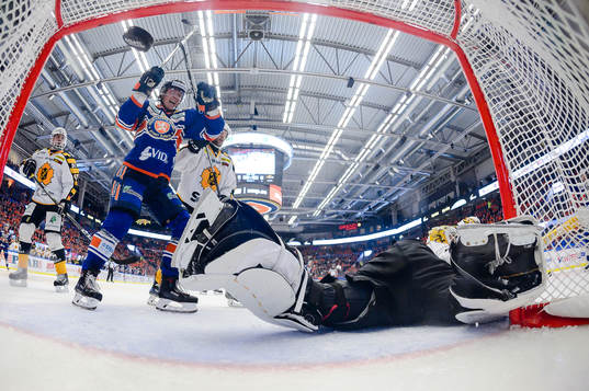 Växjös Dennis Rasmussen jublar