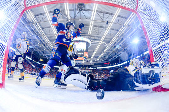 Växjös Dennis Rasmussen jublar