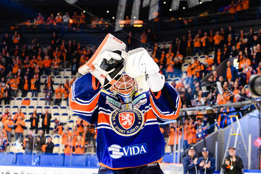 Växjös målvakt Viktor Andrén jublar