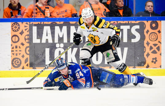 Växjös Joel Persson faller