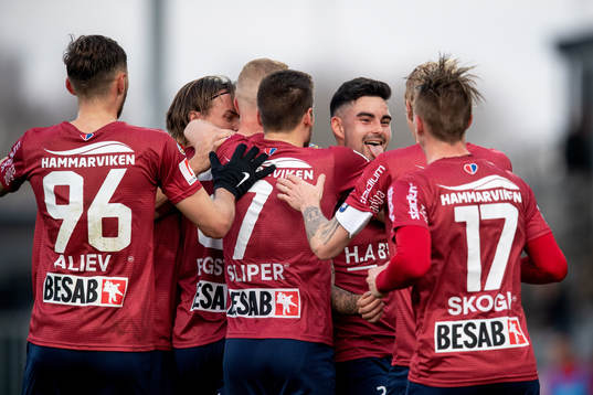 Örgrytes David Engström jublar med lagkamrater efter 0-1