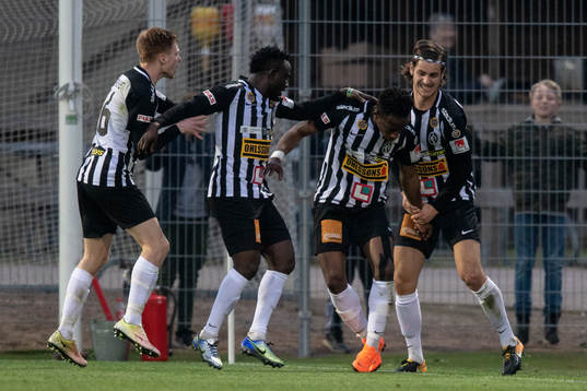 Landskronas Karim Sadat jublar med lagkamrater efter 2-1