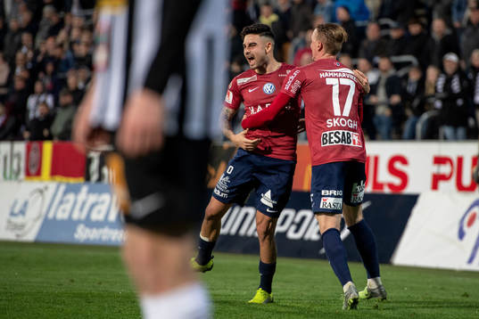 Örgrytes Diego Montiel jublar med Emil Skogh efter  2-2