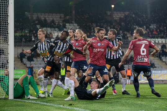 Örgrytes Diego Montiel har gjort 2-2 och medspelarna jublar bakom Landskronas målvakt Amr Kaddoura