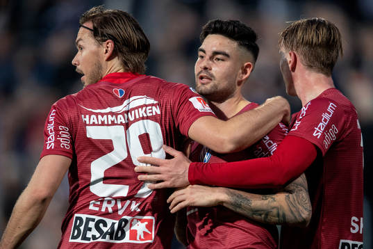 Örgrytes Diego Montiel jublar med lagkamrater efter 2-2