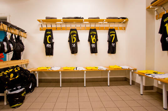 AIK Denni Avdic, Robert Lundström, Anton Salétros och Nabil Bahoui matchtröjor i omklädningsrummet